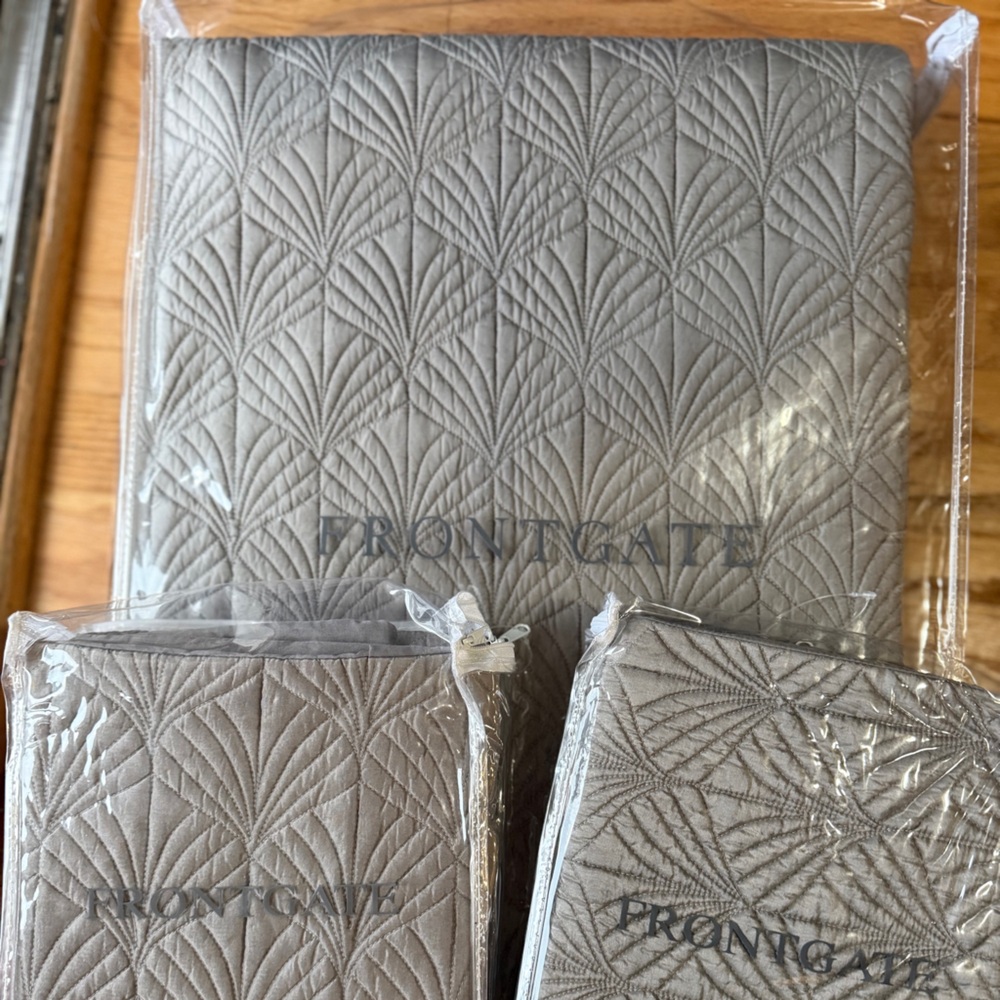Frontgate Silk Quilt & 2 Standard Shams - NWT - Picture 5 of 16
